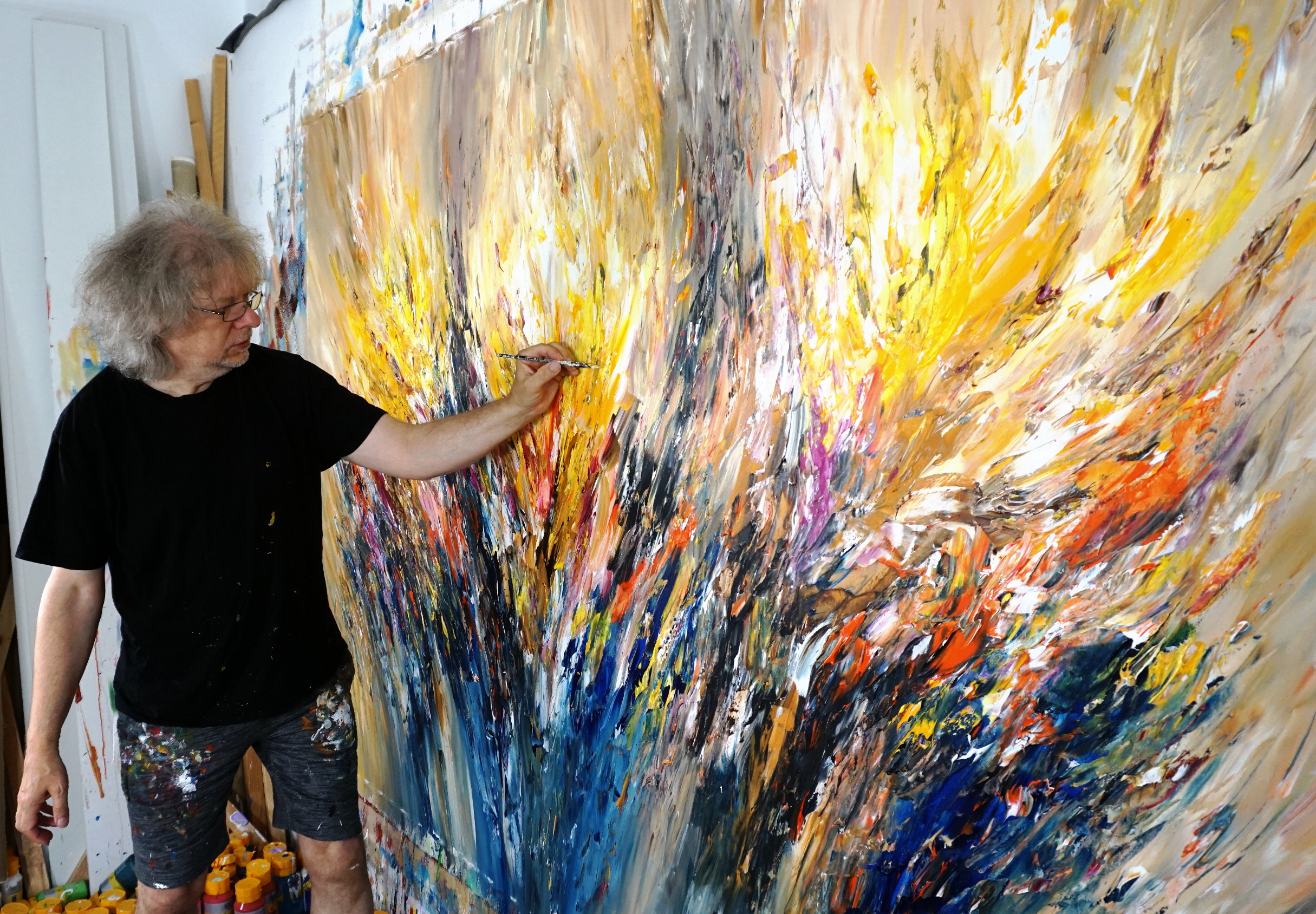 Kunstmaler Peter Nottrott bei den letzten Pinselstrichen an seinem 240 x 150 cm Gemälde "Sunny Nature XXXL 1"